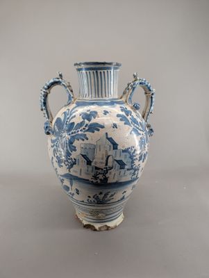 un vase bleu et blanc posé sur une table