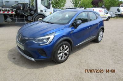 la photo d'une voiture bleue garée dans un parking