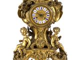 une horloge en or ornée de chérubins et d'anges