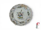 une assiette avec l'image d'un oiseau et de fleurs