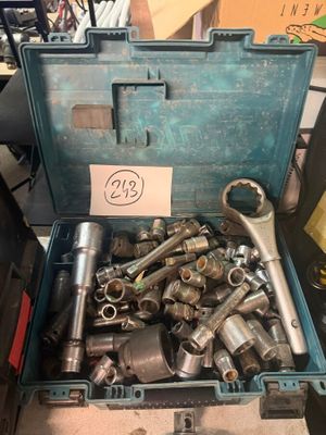 une boîte remplie de clés et d'autres outils