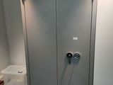 deux portes ouvertes dans une pièce