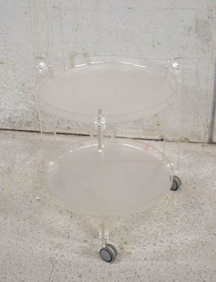 chariot de service en verre transparent à deux niveaux, muni de roulettes, posé sur un sol carrelé