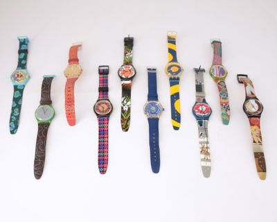 de nombreuses montres alignées sur une surface blanche