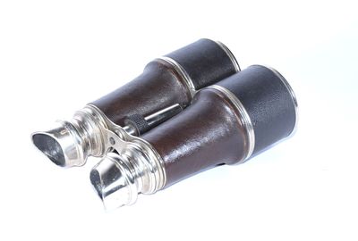 JUMELLES anciennes en métal chromé et cuir.