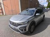 Le SUV argenté est garé sur le bord de la route.
