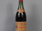 une bouteille de vin posée sur une table
