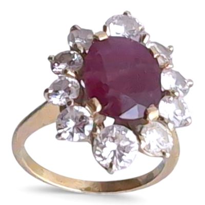 BAGUE en or jaune sertie d'un rubis ovale facetté entouré de… - Photo 1