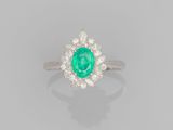 une bague à grappes d'émeraudes et de diamants