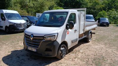 un camion blanc garé dans la poussière