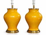 paire de lampes de table en céramique jaune avec des pieds en laiton