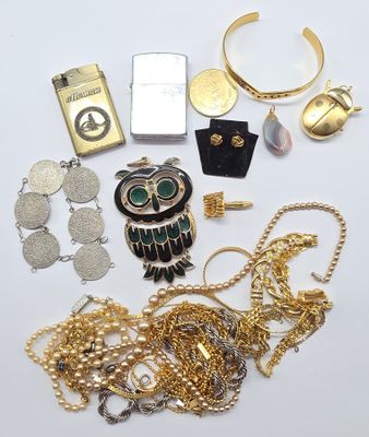 un assortiment de bijoux en or et en argent sur un fond blanc