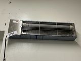 un radiateur métallique accroché au mur