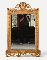 Miroir en bois sculpté, stuqué et doré, à décor de style Lou…