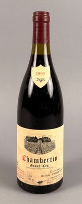 une bouteille de vin posée sur une table