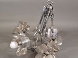 une paire de boucles d'oreilles posée sur une table