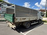 un camion qui est garé dans un parking