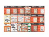 de nombreuses brochures anciennes sur les voitures qui sont exposées