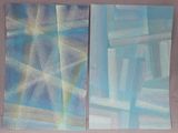 deux tableaux représentant des formes abstraites bleues et blanches sur un fond rose