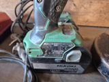une petite perceuse filaire posée sur une table