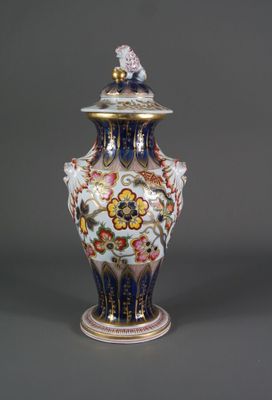 un vase surmonté d'un oiseau