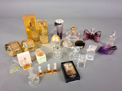 beaucoup de parfums et de flacons de parfum sur la table