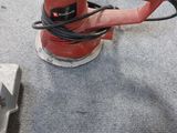 quelqu'un utilise une tronçonneuse pour couper un morceau de bois