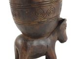 un petit bol en bois orné d'un cheval