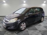 la photo d'une petite voiture noire garée dans un garage