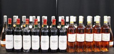 Des bouteilles de vin sont alignées sur une table devant un fond noir.