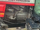 un tracteur rouge garé sur le bord de la route