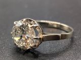 gros plan d'une bague en diamant sur une surface noire