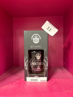 une bouteille d'alcool dans un coffret posé sur un support rose