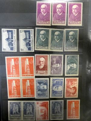 une image d'une collection de timbres sur une table