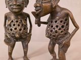 paire de figurines en bronze représentant un homme et une femme, avec des trous au niveau de la bouche