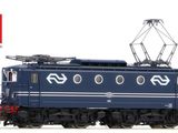 un train bleu qui est à l'arrêt sur les rails
