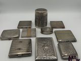 un assortiment d'objets en argent, comprenant notamment un étui à cigarettes, un briquet et un étui à briquet