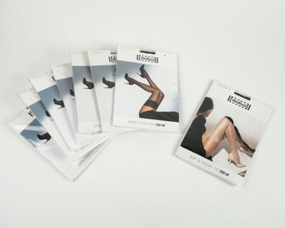 plusieurs magazines sur lesquels figurent les jambes d'une femme, posés sur une table