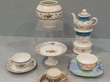 un grand nombre de tasses à thé et de soucoupes posées sur une table
