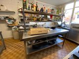une grande cuisine avec beaucoup d'espace de plan de travail
