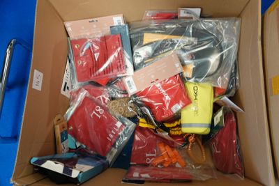 une boîte en carton remplie de différents types d'objets