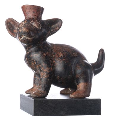statue d'un chat coiffé d'un chapeau, posée sur un socle en bois