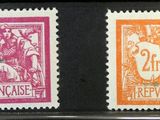 trois timbres de couleurs différentes exposés dans une vitrine