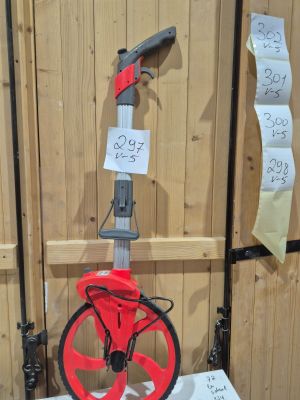 une photo d'une roue rouge exposée lors d'un salon