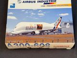 une boîte sur laquelle est représenté un avion