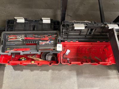 une boîte à outils rouge avec des outils sur le sol