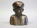 statue en bronze représentant une femme coiffée d'un turban
