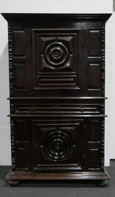 un meuble en bois surmonté d'une horloge