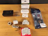 le contenu d'une console Nintendo Wii posée sur une table en bois