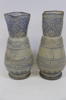 deux vases posés sur une surface blanche